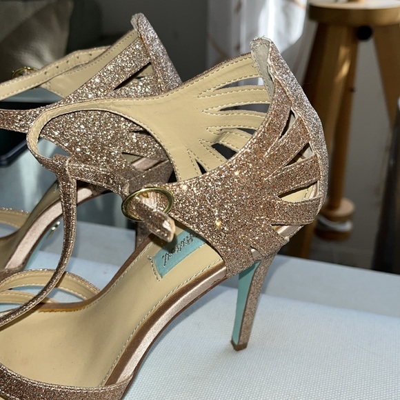 Blue by Betsey Johnson Tee Champagne Glitter Dress Sandals size 8.5 with box - Picture 5 of 8